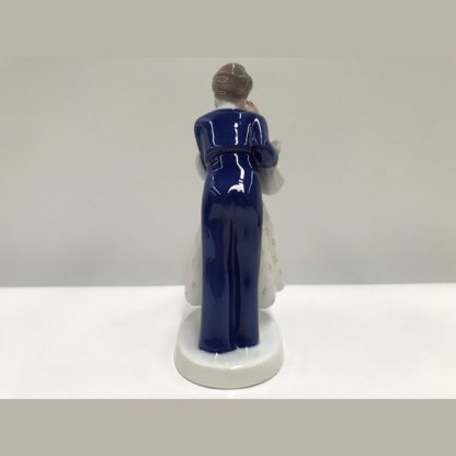 Bing & Grondahl Figurine Of A Young Couple Kissing No 2162SK 2