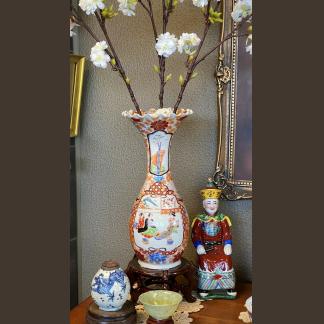 Antique Japanese Imari Bulbous Shape Vase w Traditional Scalloped Top Rim 1